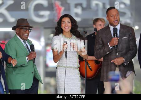 New York, Usa. Oktober 2025. Olivia Dean tritt am 3. Oktober 2025 live in der Today Show von NBC im Rockefeller Center in New York City auf. Der britische Singer-Songwriter unterhält Fans mit gefühlvollen Tracks während des Morgenkonzerts und verleiht der ikonischen Live-Musikserie der Today Show internationales Flair. (Foto: Giada Papini Rampelotto/EuropaNewswire/NurPhoto) Credit: NurPhoto SRL/Alamy Live News Stockfoto