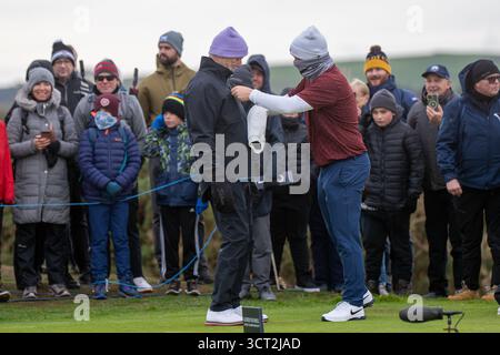 St. Andrews, Schottland. Oktober 2025. Der Hollywood-Schauspieler Bill Murray und Robert MacIntyre aus Schottland standen vor der dritten Runde der Alfred Dunhill Links Championship. Quelle: Tim Gray/Alamy Live News Stockfoto