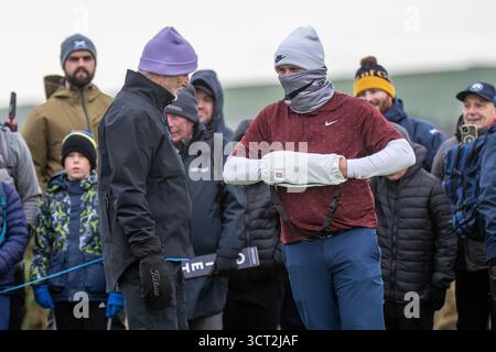 St. Andrews, Schottland. Oktober 2025. Der Hollywood-Schauspieler Bill Murray und Robert MacIntyre aus Schottland standen vor der dritten Runde der Alfred Dunhill Links Championship. Quelle: Tim Gray/Alamy Live News Stockfoto