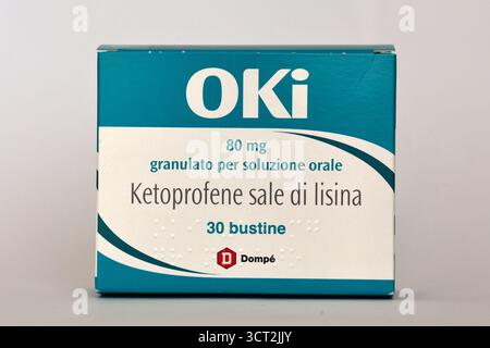 OKI 80 mg Lösung zum Einnehmen Granulat, Ketoprofen-Lysinsalz, hergestellt aus Dompé Farmaceutici. Entzündungshemmendes Arzneimittel zur Schmerzlinderung und Entzündung Stockfoto