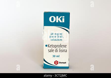OKI 80 mg/ml Tropfen zum Einnehmen, Lösung – Ketoprofen Lysin Salz, 30 ml Flasche von Dompé Farmaceutici. Zur Schmerzlinderung und Behandlung von Entzündungen Stockfoto