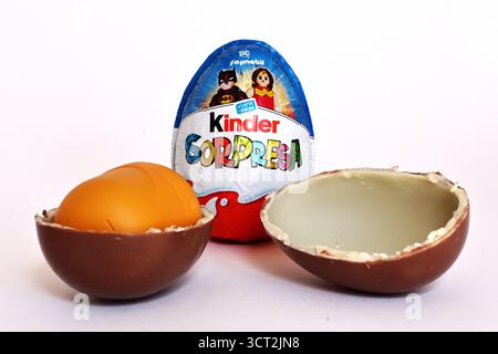 Kinder Surprise Eggs von Ferrero, Ausgabe 2025 mit DC Playmobil Superheldenfiguren Stockfoto