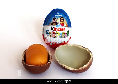 Kinder Surprise Eggs von Ferrero, Ausgabe 2025 mit DC Playmobil Superheldenfiguren Stockfoto