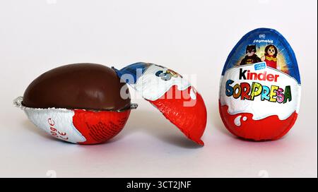 Kinder Surprise Eggs von Ferrero, Ausgabe 2025 mit DC Playmobil Superheldenfiguren Stockfoto