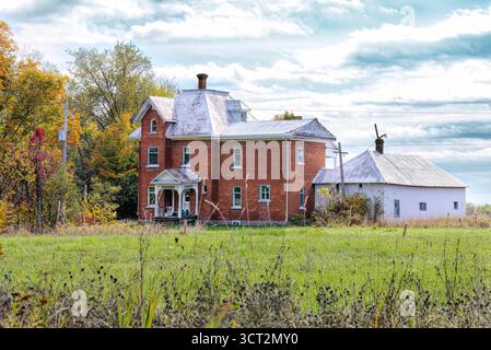 Ein altes verlassenes Bauernhaus im Frühling auf einem Bauernhof im ländlichen Quebec, Kanada Stockfoto