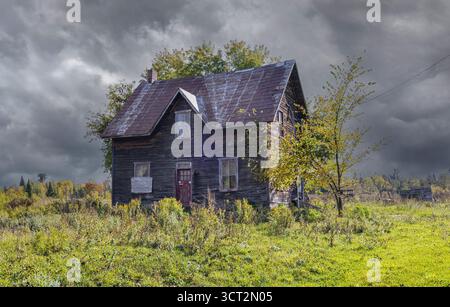 Ein altes verlassenes Bauernhaus im Frühling auf einem Bauernhof im ländlichen Quebec, Kanada Stockfoto