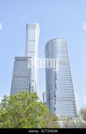 PEKING, CHINA - 9. April 2024: Überblick über Peking CBD, mit CITIC-Turm im Vordergrund und China Zun im Hintergrund. Stockfoto