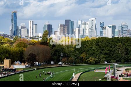 Paris, Frankreich. Samstag, 4. Oktober 2025. Ein Blick auf ParisLongchamp in Richtung La Defense, als Alva und Cristian Demuro den Qatar Prix de La Place de La Concorde für Trainer F. Chappet und Besitzer A. Gilibert & H. Meraud gewinnen, gesehen von Le Sommet de L’Arc. Credit JTW equine Images / Alamy Live News Stockfoto