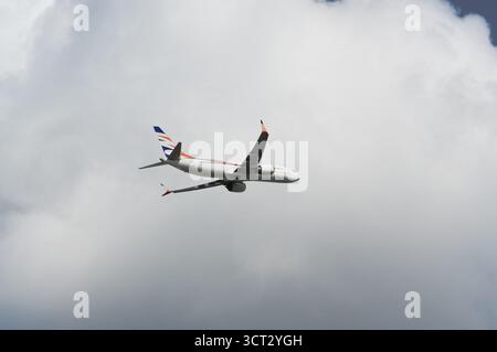 Flugzeug in bewölktem Himmel. Flug an einem bewölkten Tag Stockfoto