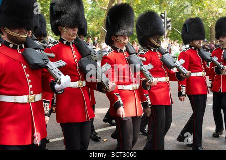 Der „Wachwechsel“ ist eine traditionelle Zeremonie, bei der die Wachen, die den Buckingham-Palast schützen, durch eine neue Gruppe von Soldaten ersetzt werden, den König“ Stockfoto