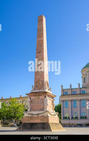 Die Menschen bewundern den beeindruckenden Obelisken, der stolz auf dem Alten Marktplatz in Potsdam steht. Stockfoto