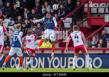 Stevenage, Großbritannien. Oktober 2025. Cohen Bramall (33) aus Luton Town (Mitte) während des Spiels der Sky Bet League 1 zwischen Stevenage und Luton Town im Lamex Stadium, Stevenage, England am 4. Oktober 2025. Foto: David Horn. Quelle: Prime Media Images/Alamy Live News Stockfoto