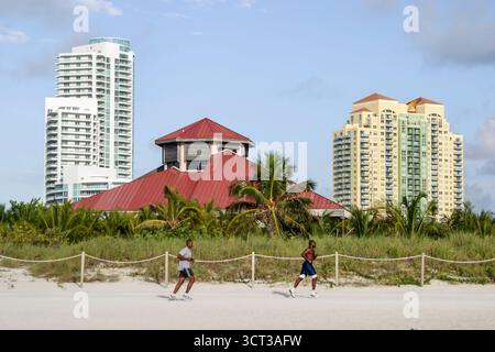 Miami Beach, Florida, Schwarze Schwarze Afrikaner, ethnische Minderheit, Männer, die an öffentlichen Stränden joggen, Sand, Sonnenbaden, Urlaub, Restaurant Stockfoto