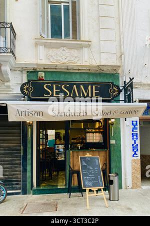Straßenblick auf das SESAME Café im Zentrum von Tunis, Tunesien. Grüne Fassade, handwerkliche Beschilderung und offener Eingang mit Menütafel. Aufgenommen am 22. September 2025. Stockfoto