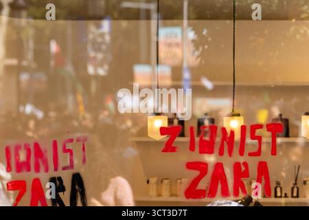 Zara Storefront nach einer pro-palästinensischen Demonstration in Barcelona, 4. Oktober 2025 Stockfoto