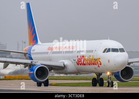 Jet2 Airlines Boeing B737 bereitet sich auf den Abflug vom Flughafen Manchester vor Stockfoto