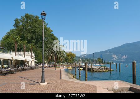 Uferpromenade mit Restaurants in Riva del Garda am Gardasee in Italien Stockfoto