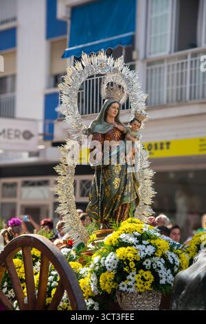 Fuengirola, Malaga, Spanien. 28. September 2025. Detail des Bildes der Jungfrau des Rosenkranzes während der Wallfahrt, die jedes Jahr in Fuengirola gefeiert wird Stockfoto