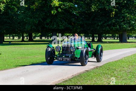Ankunft in Hampton Court für den Concours of Elegance 2025 Stockfoto