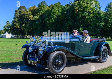 Ankunft in Hampton Court für den Concours of Elegance 2025 Stockfoto