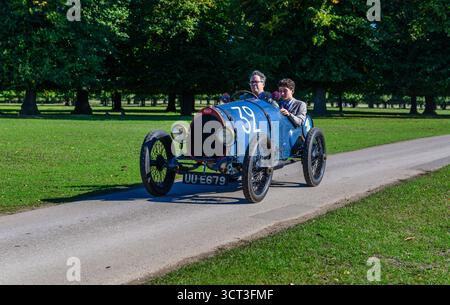 Ankunft in Hampton Court für den Concours of Elegance 2025 Stockfoto