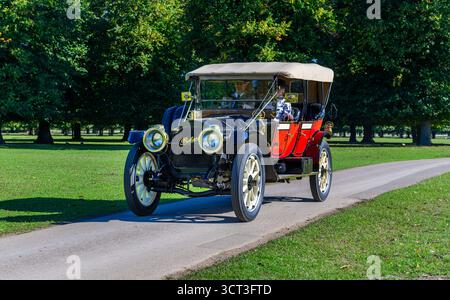 Ankunft in Hampton Court für den Concours of Elegance 2025 Stockfoto