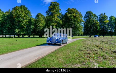 Ankunft in Hampton Court für den Concours of Elegance 2025 Stockfoto
