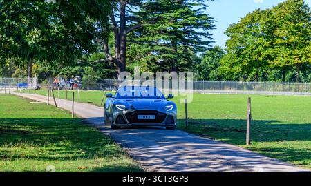 Ankunft in Hampton Court für den Concours of Elegance 2025 Stockfoto