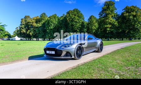 Ankunft in Hampton Court für den Concours of Elegance 2025 Stockfoto