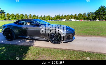 Ankunft in Hampton Court für den Concours of Elegance 2025 Stockfoto