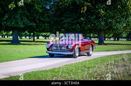 Ankunft in Hampton Court für den Concours of Elegance 2025 Stockfoto