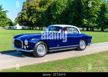 Ankunft in Hampton Court für den Concours of Elegance 2025 Stockfoto