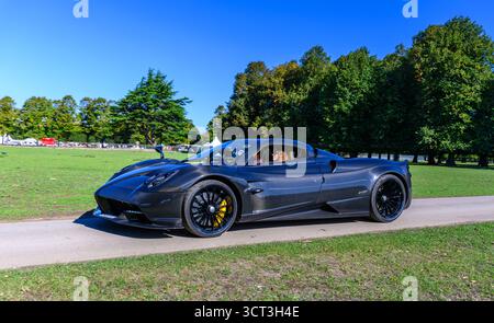 Ankunft in Hampton Court für den Concours of Elegance 2025 Stockfoto