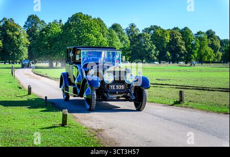 Ankunft in Hampton Court für den Concours of Elegance 2025 Stockfoto