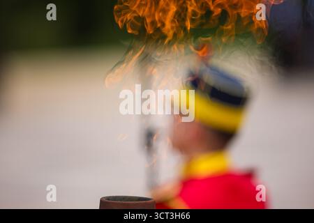 Die ewige Flamme für die Helden der Armee während einer militärischen Zeremonie am Grab des unbekannten Soldaten in Bukarest, Rumänien. Stockfoto
