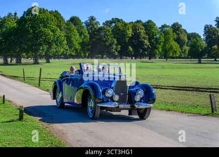 Ankunft in Hampton Court für den Concours of Elegance 2025 Stockfoto