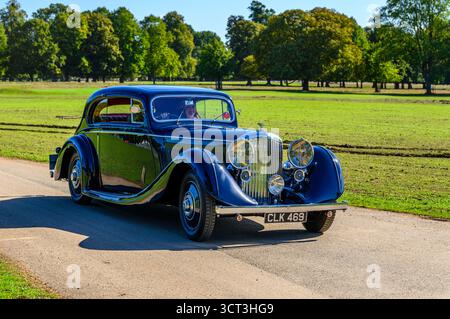 Ankunft in Hampton Court für den Concours of Elegance 2025 Stockfoto