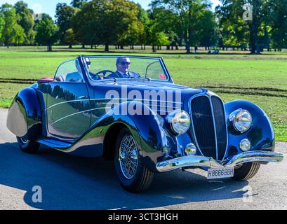 Ankunft in Hampton Court für den Concours of Elegance 2025 Stockfoto