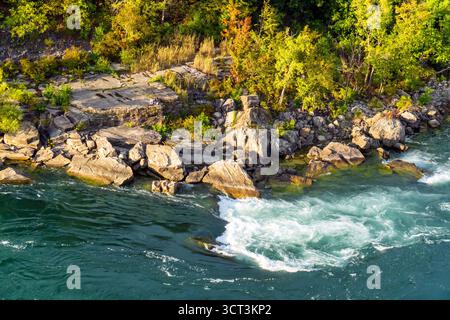 Niagara Whirlpool Trail mit Leuten, die am Felsenstrand auf der kanadischen Seite sitzen Stockfoto