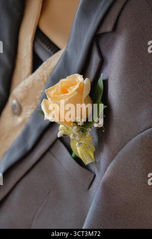 Eine Corsage auf dem Anzug eines Bräutigams ist bereit, zu heiraten Stockfoto