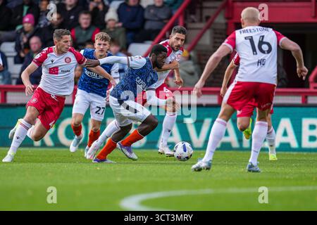Stevenage, Großbritannien. Oktober 2025. Gideon Kodua (30) aus Luton Town (Mitte) während des Spiels der Sky Bet League 1 zwischen Stevenage und Luton Town im Lamex Stadium, Stevenage, England am 4. Oktober 2025. Foto: David Horn. Quelle: Prime Media Images/Alamy Live News Stockfoto