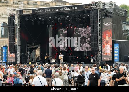 Levent Geiger und Band auf der Bühne des Stadtfestes Canaletto in Dresden. Der deutsche Singer-Songwriter spielt Gitarre. Stockfoto