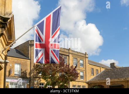 Die Flagge der Union Jack fliegt vom Gebäude im Stadtzentrum von Ilminster, Somerset, England, Großbritannien Stockfoto