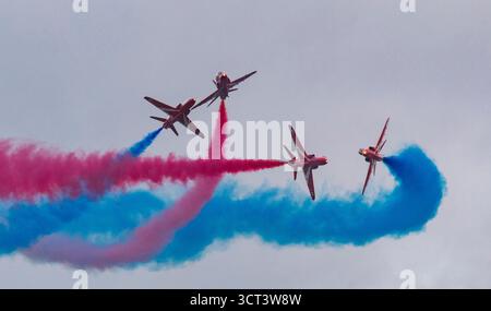 Duxford, Cambridgeshire, Großbritannien. Oktober 2025. Das RAF Aerobatic Team, die Red Arrows, führte die spektakuläre Hanna Break beim Duxford Flying Finale auf, der letzten öffentlichen Show der Flugsaison 2025. Quelle: Stuart Robertson/Alamy Live News. Stockfoto