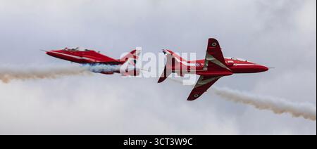 Duxford, Cambridgeshire, Großbritannien. Oktober 2025. Das RAF Aerobatic Team, die Red Arrows, führte spektakuläre Hochgeschwindigkeits-Gegnerpässe beim Duxford Flying Finale aus, der letzten öffentlichen Ausstellung der Flugsaison 2025. Starke Winde, die durch den Sturm aufgerissen wurden, zwangen Amy fast die Absage des Displays. Quelle: Stuart Robertson/Alamy Live News. Stockfoto