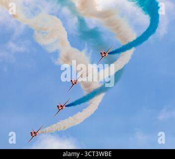 Duxford, Cambridgeshire, Großbritannien. Oktober 2025. Das RAF Aerobatic Team, die Red Arrows, präsentierte ihre letzte öffentliche Show der Flugsaison 2025. Das Duxford Flying Finale war stark von den starken Windbedingungen betroffen, die durch den Sturm Amy verursacht wurden. Quelle: Stuart Robertson/Alamy Live News. Stockfoto