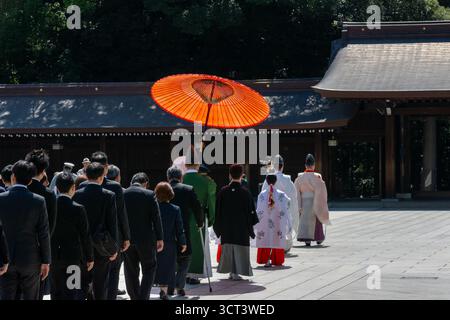 Tokio, Japan - 13. Juli 2025: Traditionelle Shinto-Hochzeitsprozession am Meiji-Schrein Stockfoto