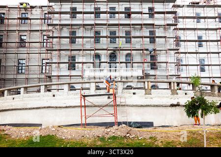 Rekonstruktion eines alten Gebäudes mit Gerüsten. Stockfoto