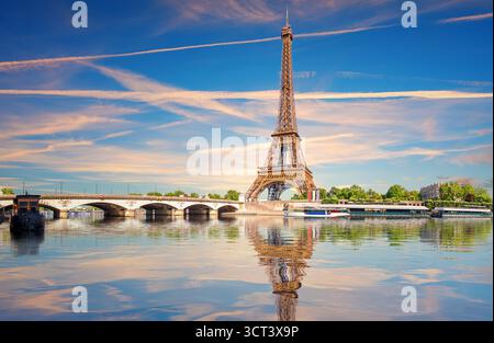 Berühmtes Wahrzeichen von Paris Eiffelturm über die seine mit Brücke, Blick auf den Sonnenuntergang, Frankreich. Stockfoto