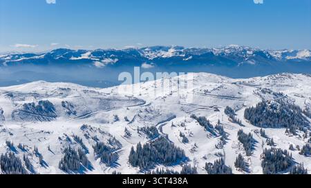 Atemberaubendes, schneebedecktes Panorama auf das obere Skigebiet Jahorinas und an einem hellen Wintertag aus der Luft erfasste Grate Stockfoto
